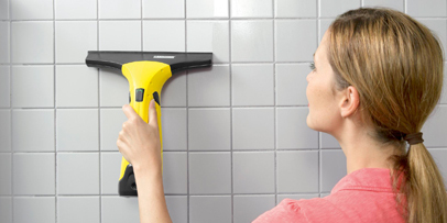 Nettoyer le carrelage à l'aide du lave-vitres