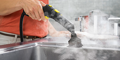 Fugenreinigung mit dem Dampfreiniger in der Küche