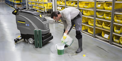 Aplicação de produtos químicos com maquinas para limpeza de pisos