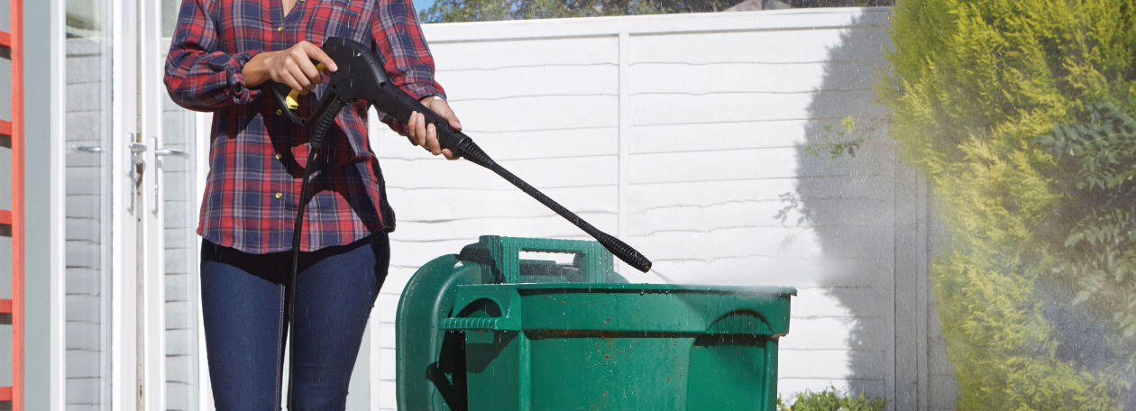 best way to clean a wheelie bin
