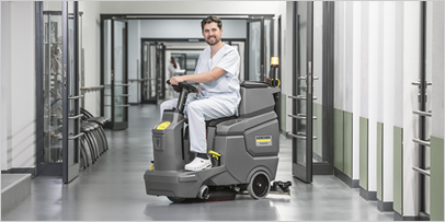Máquina de limpeza de piso modelo operador sentado
