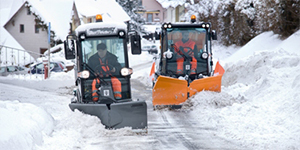 Chassis-mounted spreaders ad trailer-mounted spreaders