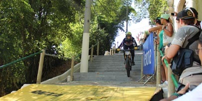 homem_bicicleta_downhill_karcher