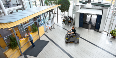 Scheuersaugmaschine für große Flächen mit Vorkehrfunktion, Steinböden mit lang anhaltenden Glanz
