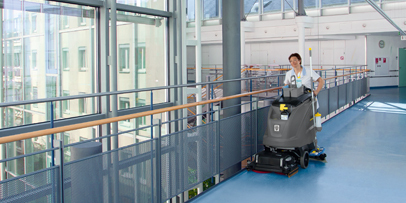 Scheuersaugmaschine mit KIK-System, Tankinnenreinigung und eco!efficiency Stufe Hygiene auf dem Boden