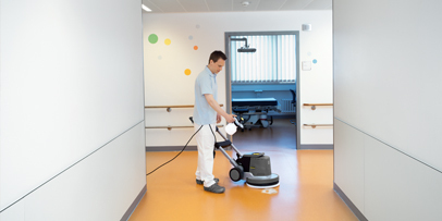 Scheuersaugmaschine mit Spray-Cleaner, zeitsparende Lösung zur Entfernung von Laufspuren
