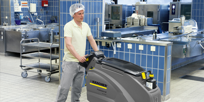 Scheuersaugmaschine mit Walzbürstenkopf und Reinigungsmitteldosiersystem für die optimale Reinigung in der Küche und großen Flächen