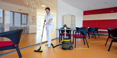 Trockensauger emtfernt Verunreinigungen auf Teppich, Laminat oder PVC Böden kraftvoll und gründlich