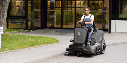 leistungsstrake Kehrsaugmaschine zum Aufsitzen mit hohem Bedienkomfort und automatischer Filterabreinigung